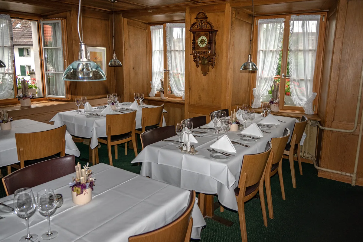 Hier im alten Saal wird schon seit fast 200 Jahren gespiesen. Ein Speisesaal.